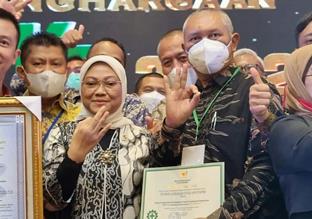 Menaker RI, Ida Fauziyah bersama para penerima penghargaan K3 Award, salah satunya PT RAPP, grup APRIL, Selasa (24/05/2022), di Jakarta.